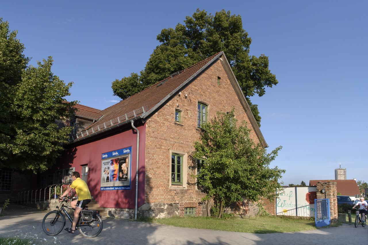 Basiskulturfabrik Oeko-Hotel Нойстрелиц Екстериор снимка