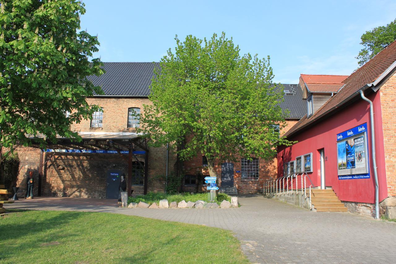 Basiskulturfabrik Oeko-Hotel Нойстрелиц Екстериор снимка
